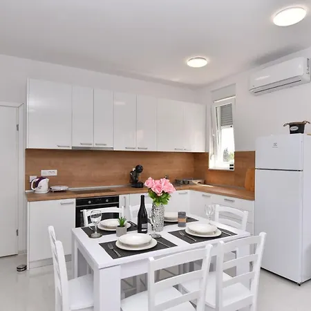 Apartman شقة